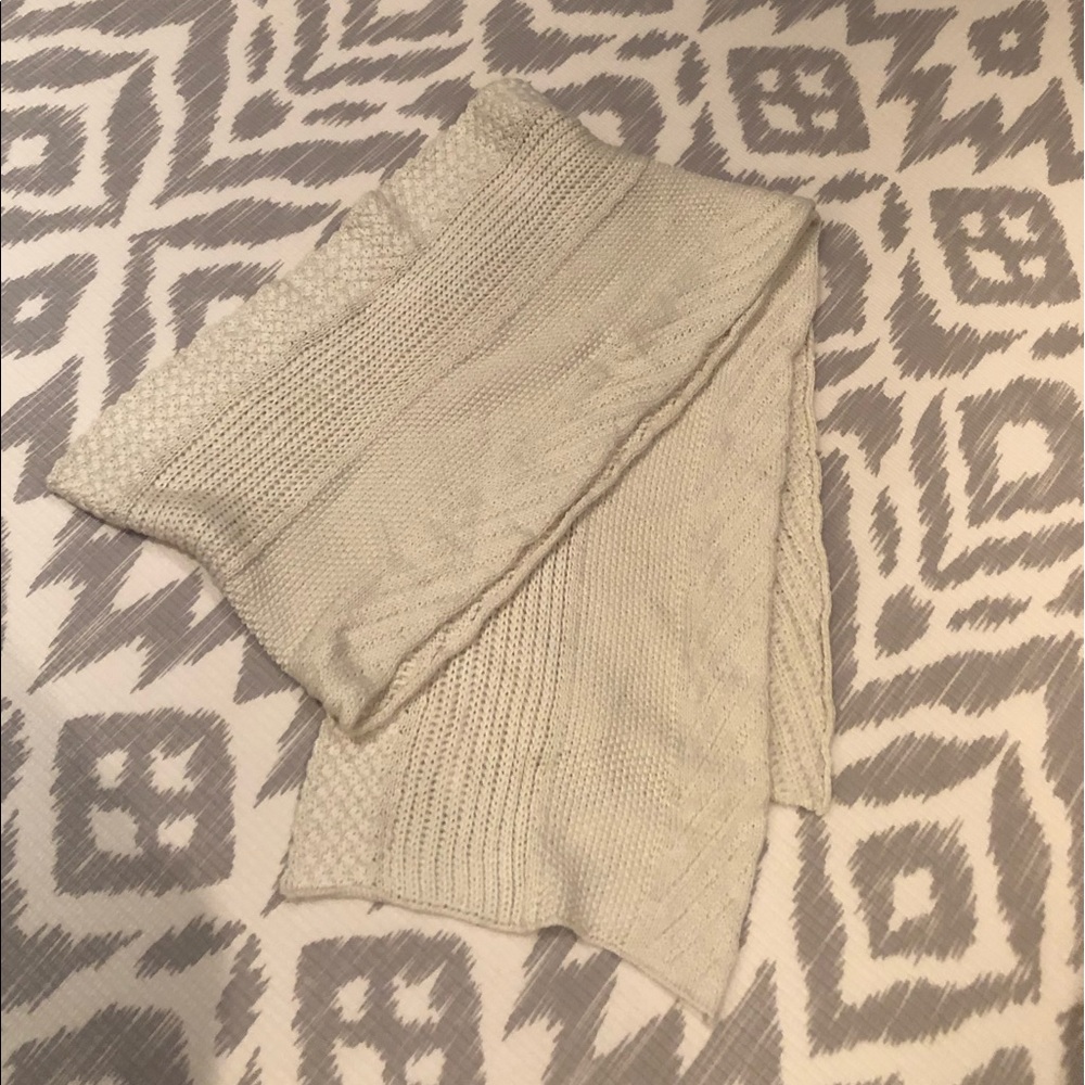 Gap cable knit scarf